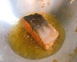 รูปขั้นตอนการทำที่ 2 ของ โรลข้าวผัดไข่คลุกแซลมอน สูตรง่ายเวอร์ Fried Rice Salmon Roll