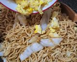 Foto langkah ke 3 dari resep Mie Goreng Ceria 🩷.