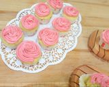 Foto langkah ke 3 dari resep Vanilla Cupcake moist lembut Topping creamcheese.