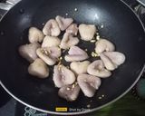 A picture of step 3 of Garlicky Stir Fried Water Chestnut.