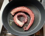 Foto del paso 5 de la receta: Pulpo a la plancha con parmentier y langostinos con mayonesa de pimentón picante 🔥 🌶️🔥