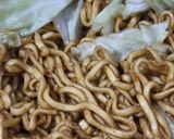 Foto langkah ke 3 dari resep Mie Goreng Bungkus Daun Ala Angkringan.