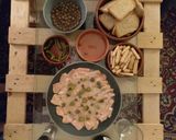 Foto del paso 7 de la receta: Salmón marinado con limón alcaparras y pepinillo