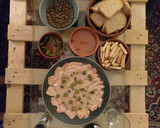 Foto del paso 7 de la receta: Salmón marinado con limón alcaparras y pepinillo