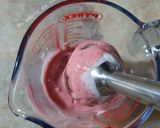 Une image de l'étape 3 de Glace au yaourt et aux fraises surgelées 🍧.