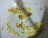Foto langkah ke 2 dari resep Tumis ayam jamur.