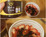 Foto del paso 3 de la receta: "The Mummy". Hojaldre relleno de queso fresco y fresas con miel