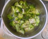 Foto langkah ke 1 dari resep Tumis Brokoli tabur bawang putih.