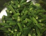 A picture of step 1 of Balochi bhindi gosht.