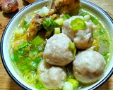 Foto langkah ke 3 dari resep Aromatic Chicken Bone With Baso (Sop Tulang Ayam Rempah dengan Baso).