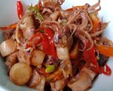 Foto langkah ke 4 dari resep Tumis pedas cumi asin.