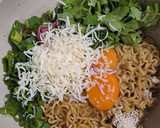 Foto langkah ke 2 dari resep Omelet Mie.