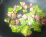 Foto del paso 1 de la receta: Fritada de pimientos con salchicha y queso de cabra fresco