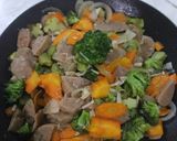 Foto langkah ke 5 dari resep Cah brokoli wortel bakso #Reseppertamaku.