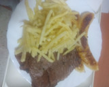 Foto del paso 4 de la receta: Filetes de ternera adobados a la plancha con plátano y papas