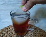 Foto langkah ke 3 dari resep Es Lemon Tea Selasih.