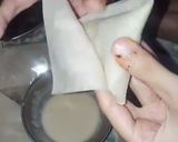 A picture of step 4 of Qeema Samose.