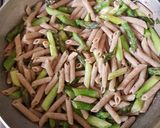 Foto del paso 5 de la receta: Pasta integral con espárragos en salsa de limón