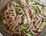 Foto del paso 5 de la receta: Pasta integral con espárragos en salsa de limón