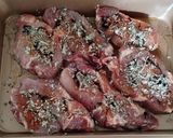 Foto del paso 1 de la receta: Bondiola de cerdo 🐷con salvia, mostaza, cebolla y camote
