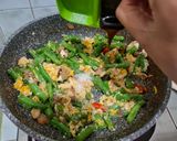 Foto langkah ke 4 dari resep Telur buncis oseng bawang.