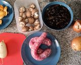 Foto del paso 1 de la receta: Arroz con Butifarra, Rovellons, Trompetas de la Muerte y Champiñones Portobello