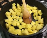 Une image de l'étape 3 de Pommes de terre et courgettes au bouillon de chapon.