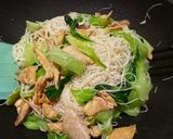 Hình bước làm 5 của món Bún Gạo Xào Ức Gà Xé & Cải Thìa