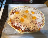 Foto del paso 2 de la receta: Pizza con salsa napolitana bacon, jamón dulce y huevos de codorniz