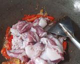 Foto langkah ke 3 dari resep Tumis cumi pedas lada hitam.