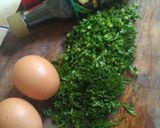 Foto langkah ke 1 dari resep Carrot leaves Thai omelette (Cha-om Tord).