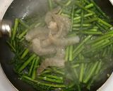 A picture of step 5 of Easy and Quick Stir-Fried Asparagus with Shrimp.