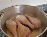 Foto del paso 2 de la receta: Muslos de pavo en salsa con ciruelas y orejones