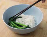 Foto langkah ke 6 dari resep Bihun Kuah Sapi Iris Devina Hermawan.