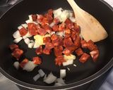 Une image de l'étape 5 de Sauce tomate relevée au chorizo ibérique et olives vertes.