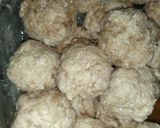 Foto langkah ke 1 dari resep Sup Jamur Tiram Bola-bola Daging.