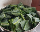 Foto del passaggio 2 della ricetta Zuppa di Legumi e Cavolo Nero Km0
