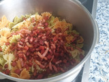 Macarrones con chorizo, bacon y tomate