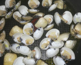 Foto del paso 2 de la receta: Merluza a la sidra con gambas y almejas