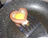 Foto del paso 3 de la receta: Huevo frito con salchicha