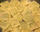 صورة لخطوة 1 من وصفة رافيولي السبانخ والجبن بالبينك صوص 😋🍃