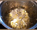 Tejszínes-gombás spagetti fekete-erdei sonkával recept fázis 1 fotója