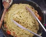 Spaghetti with prawn, tomatoes and courgette pesto recipe step 3 photo