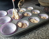 Foto del paso 11 de la receta: Cupcakes de pera relleno de bombón