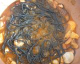 Foto del paso 3 de la receta Spaghetti al nero di sepia de marisco con toque picante 🌶🌶