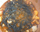 Foto del paso 3 de la receta: Spaghetti al nero di sepia de marisco con toque picante 🌶🌶