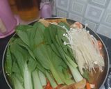 Foto langkah ke 3 dari resep Steamboat Tomyam seafood simple.