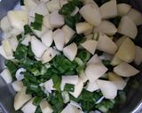 A picture of step 1 of Spring onion with patato in 5 minutes.