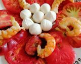 Foto del paso 5 de la receta: Ensalada de tomate azul, gambones y Mozzarella