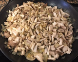 Foto del paso 5 de la receta: Solomillo con salsa de setas y salsa parís